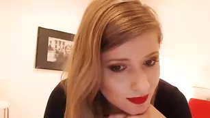 Знойная телка Sophiesticated ласкает большие сиськи