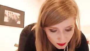 Знойная телка Sophiesticated ласкает большие сиськи