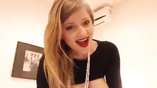 Знойная телка Sophiesticated ласкает большие сиськи