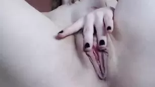 Смазливая курва Sweet_ нежно мастурбирует пизду