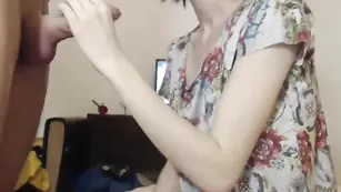 Горячая сучка Killmemories отсасывает пенис