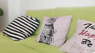 Блаженная чертовка SexxyLana ласкает бритую вагину