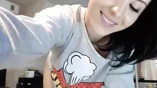 Очаровательная стерва Crazycrissy трахает себя в пизду