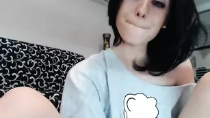Очаровательная стерва Crazycrissy трахает себя в пизду