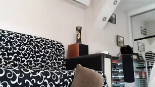 Очаровательная стерва Crazycrissy трахает себя в пизду