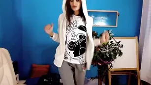 Черноволосая пассия J_capuletti показывает бритую вагину