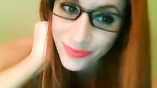 Шикарная мамка Hot_milfy_mom смачно дрочит влагалище