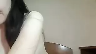 Грудастая цыпочка Larisaloveyou трахает пизду страпоном