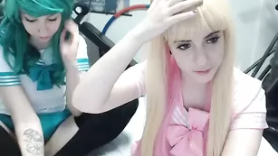 Милые сучки Lana_rain теребят киски