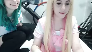 Милые сучки Lana_rain теребят киски