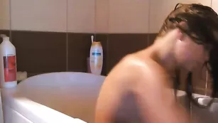 Шальная сучка Karissia69xxx моется в ванной