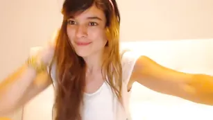 Молодая куколка Kendalltyler шалит с вибратором