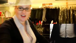 Толстая шлюшка Myrabbelle_hot наминает крупные сиськи