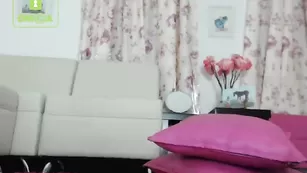 Малышка в чулках Tabatha21 мастурбирует бритую пизду