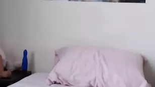 Темноволосая шкура Elwynciel мастурбирует секс игрушками