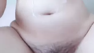 Темноволосая шкура Elwynciel мастурбирует секс игрушками