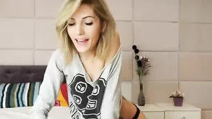 Симпатичная блонда Beckysavage дрочит бритую киску