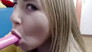 Светловолосая сука Roxboobs соблазняет большими сиськами