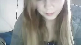 Строптивая курва CuteDeafGirl мастурбирует пизду пальчиками