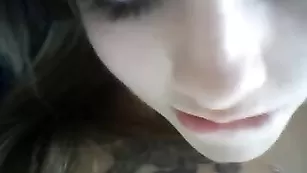 Строптивая курва CuteDeafGirl мастурбирует пизду пальчиками