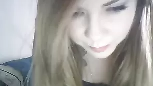 Строптивая курва CuteDeafGirl мастурбирует пизду пальчиками