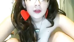 Распутная сука Yasminexotic трахает волосатую киску