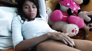 Темнокожая стерва Lisa_sexxy смачно мастурбирует пизду