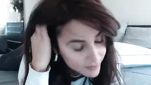 Красивая цаца Chatmebabe69 лежит в чулках и общается