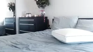 Красивая цаца Chatmebabe69 лежит в чулках и общается