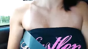 Строптивая детка Morgane88 показывает сиси в машине