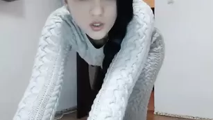 Длинноволосая сучка Lonelyst4r демонстрирует сексуальные ножки