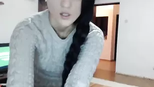 Длинноволосая сучка Lonelyst4r демонстрирует сексуальные ножки