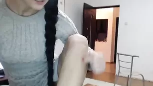 Длинноволосая сучка Lonelyst4r демонстрирует сексуальные ножки