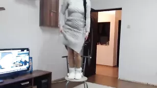 Длинноволосая сучка Lonelyst4r демонстрирует сексуальные ножки