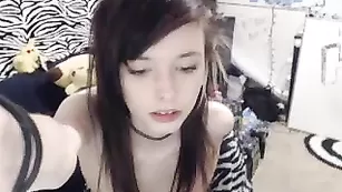 Худая куколка PumpkinSpice_ мастурбирует бритую пизду