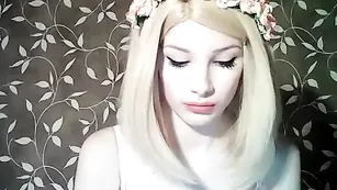 Стройная блонда Fressia раздевается и мастурбирует