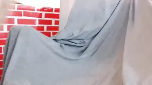 Светловолосая дама Chrissy_gray мастурбирует бритую вагину