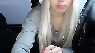 Роскошная блондинка Beautyfromheaven мастурбирует пизду в машине