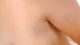 Смазливая курва Sysysweet дрочит пизду секс игрушками