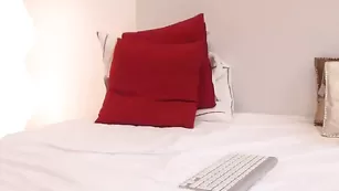 Роскошная бикса Sophiesticated ласкает свои прелести