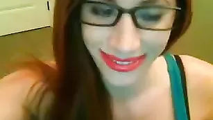 Зрелая красавица Hot_milfy_mom соблазняет большими сиськами