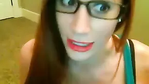 Зрелая красавица Hot_milfy_mom соблазняет большими сиськами