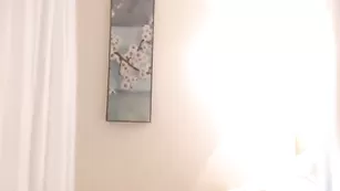 Темноволосая курва Soifiee мастурбирует бритую киску