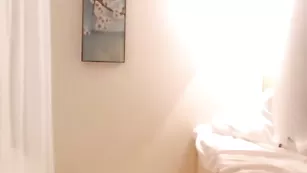 Темноволосая курва Soifiee мастурбирует бритую киску