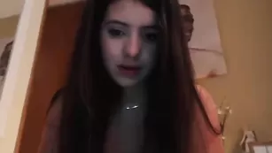 Темноволосая курва Soifiee мастурбирует бритую киску