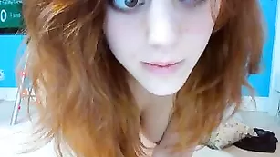 Рыжая цаца MissMolly_ ласкает свои сиси