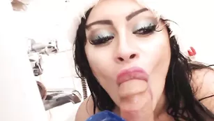 Гламурная сука Boooty1 сосет резиновый пенис