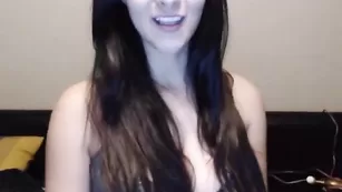 Строптивая кобыла Arielwaters показывает сисечки