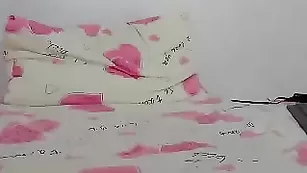 Очаровательная крошка Chika_bomb ласкает бритую киску