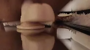 Пылкая дамочка Aubreemartin скачет нас секс игрушке